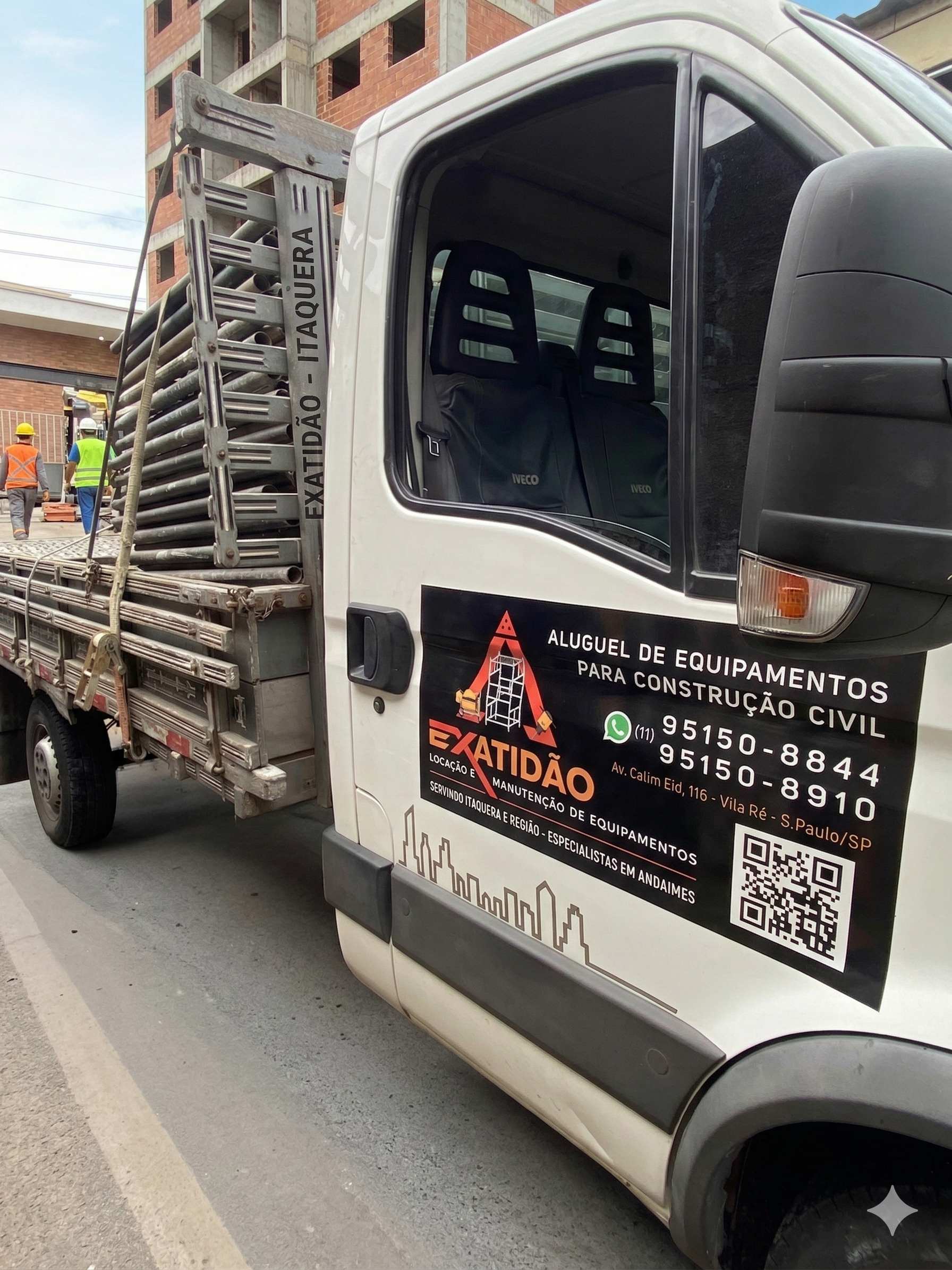 Caminhão da Locadora Exatidão transportando andaimes em Itaquera