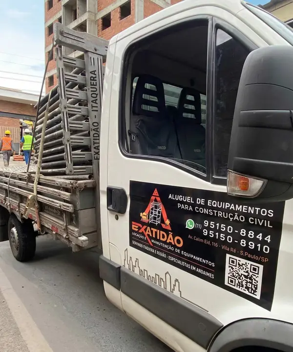 Caminhão da Locadora Exatidão carregado de andaimes em uma obra